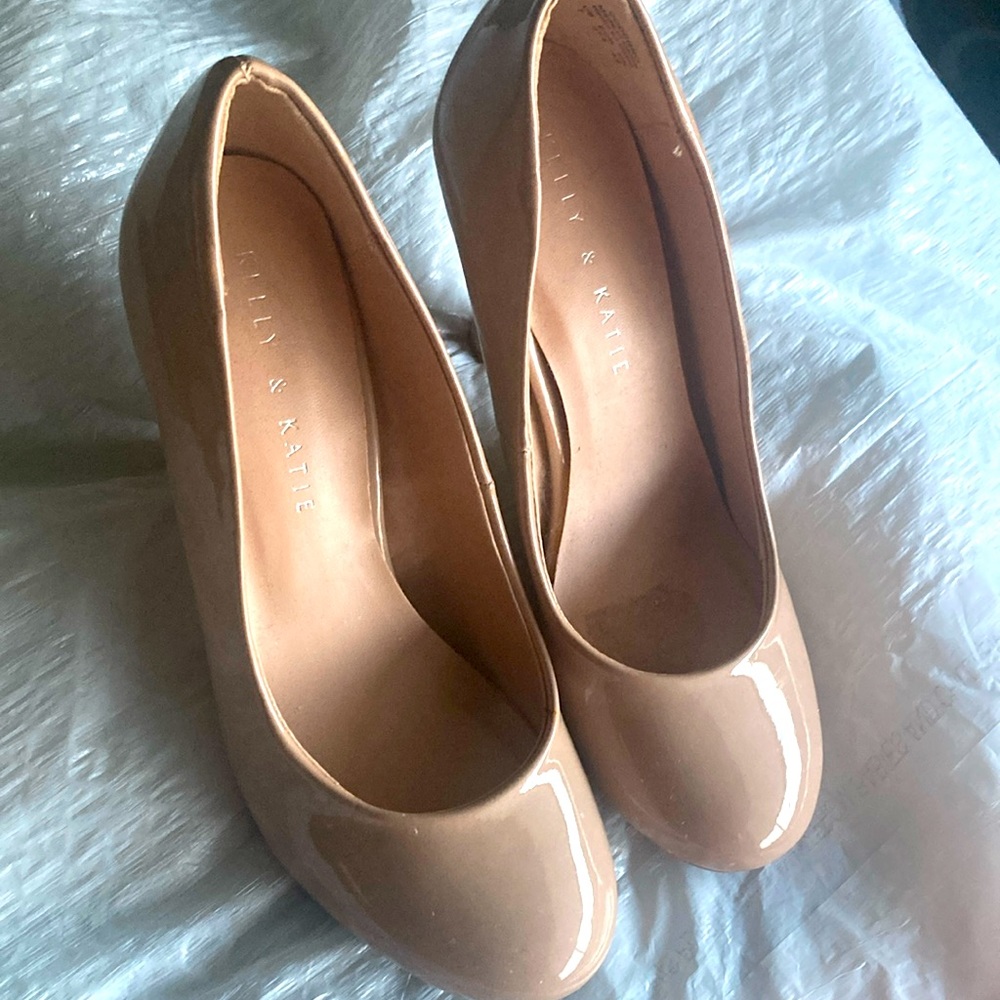 Size 7, tan color, round toe area. Used but great shape